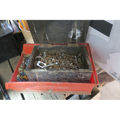 2009 - VINTAGE WOODEN BOX OF NUTS  AND BOLTS AND TRAY OF NAILS AND ROOFING SCREW HEADS