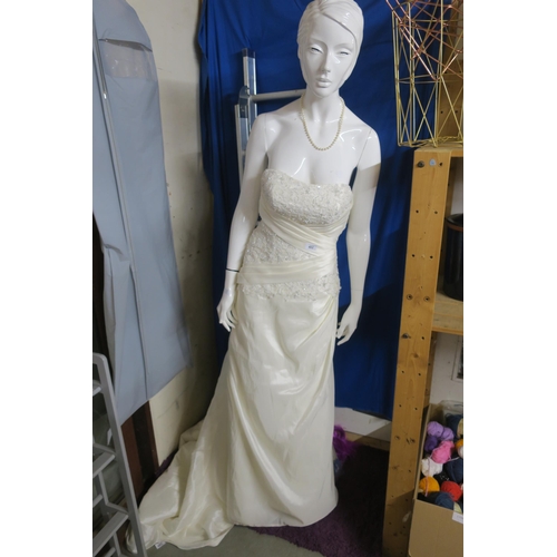 402 - WEDDING DRESS SIZE 8 - 10 WITH STORAGE BAG