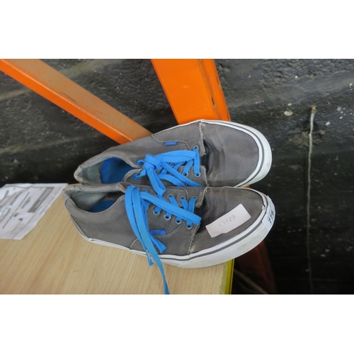 778 - VANS MENS SHOES SIZE 9