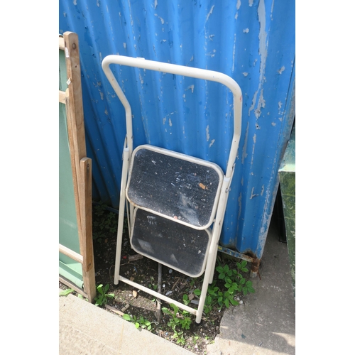 130 - METAL SMALL STEP LADDER