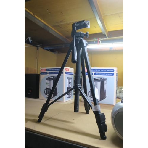 527 - CAMERA TRIPOD