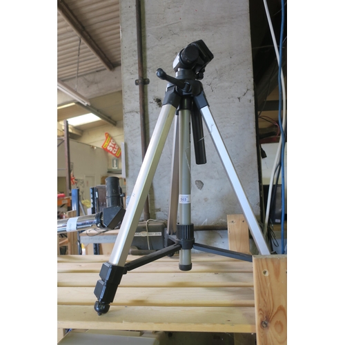 563 - CAMERA TRIPOD