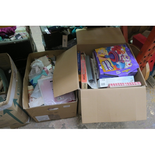 774 - BOX OF GAMES AND JIGSAW PUZZLES