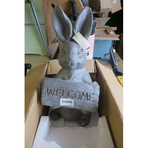 432 - GREY RESIN RABBIT HOLDING A WELCOME SIGN