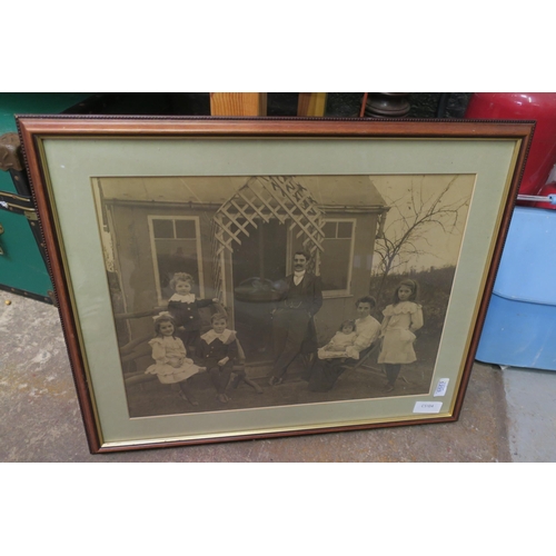 1298 - VICTORIAN FAMILY PHOTOGRAPH