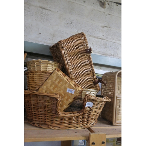 1423 - BUNDLE OF WICKER BASKETS