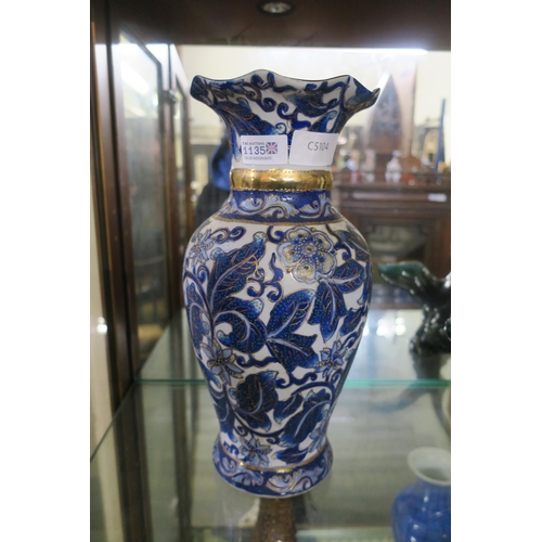 1135 - CHINESE BLUE & WHITE VASE