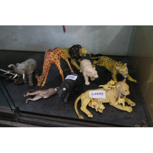 1425 - COLLECTION OF ASSORTED ANIMAL FIGURINES