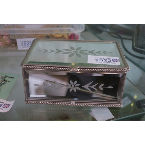 1522 - VINTAGE STYLE MIRRORED JEWELLERY BOX