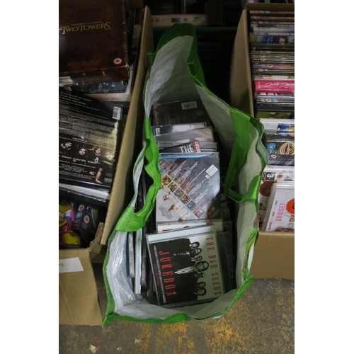 1643 - BAG OF CDS AND CASES