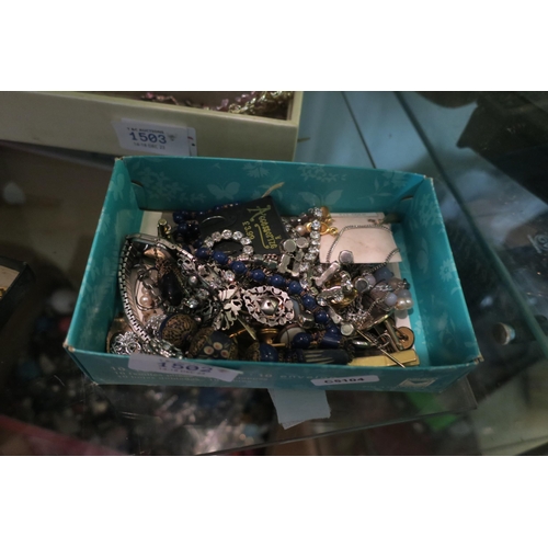 1502 - BOX OF JEWELLERY INCLUDING SCRAP GOLD (PART OF A GOLD RING) AND GOLD ENAMEL CUFFLINKS