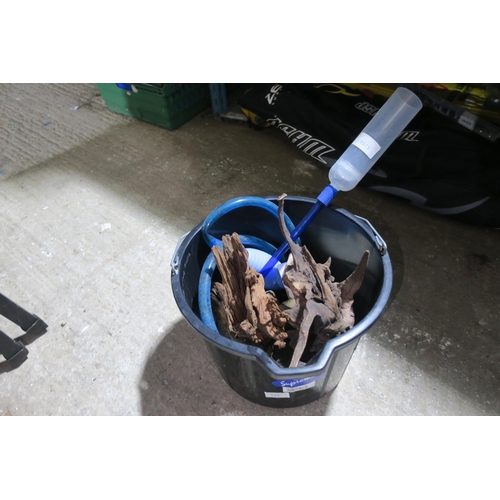 192 - BUCKET OF AQUARIUM DRIFTWOOD AND GRAVEL CLEANER