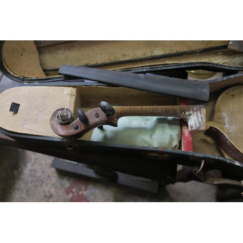 194 - THIS IS A 1770 VIOLIN IN POOR CONDITION . THE MAKER IS JOSEF KLOTZ. MOST ORIGINAL PARTS ARE STILL TH... 