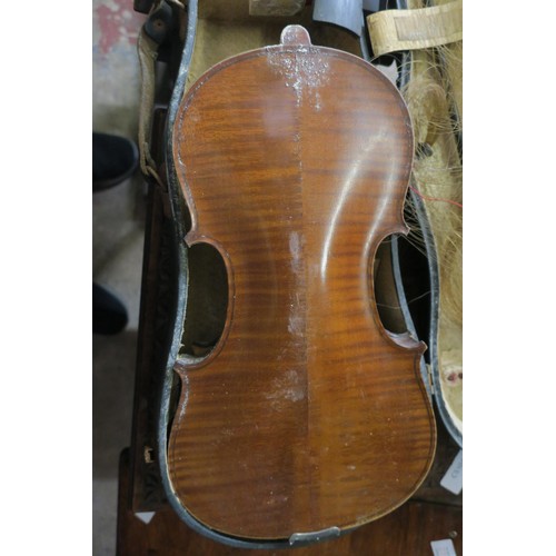 194 - THIS IS A 1770 VIOLIN IN POOR CONDITION . THE MAKER IS JOSEF KLOTZ. MOST ORIGINAL PARTS ARE STILL TH... 