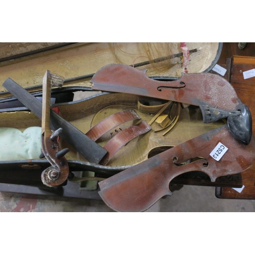 194 - THIS IS A 1770 VIOLIN IN POOR CONDITION . THE MAKER IS JOSEF KLOTZ. MOST ORIGINAL PARTS ARE STILL TH... 