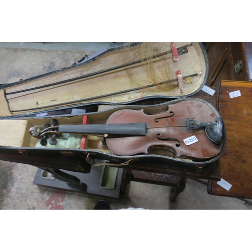 194 - THIS IS A 1770 VIOLIN IN POOR CONDITION . THE MAKER IS JOSEF KLOTZ. MOST ORIGINAL PARTS ARE STILL TH... 