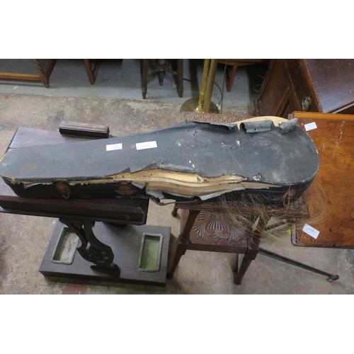 194 - THIS IS A 1770 VIOLIN IN POOR CONDITION . THE MAKER IS JOSEF KLOTZ. MOST ORIGINAL PARTS ARE STILL TH... 