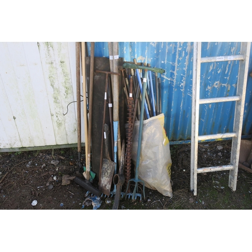 104 - SELECTION OF GARDEN TOOLS AND DRAIN RODS