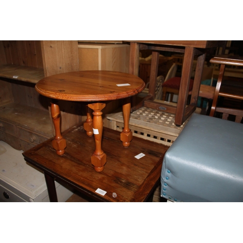 1025 - SMALL ROUND PINE SIDE/COFFEE TABLE