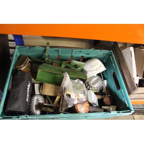 1155 - CRATE OF VINTAGE COLLECTABLES