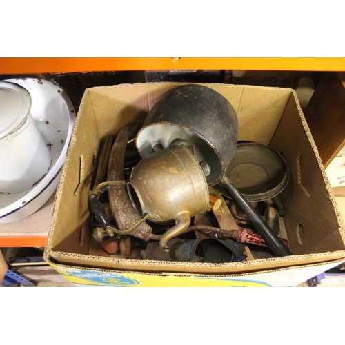 1172 - BOX OF VINTAGE COLLECTABLES