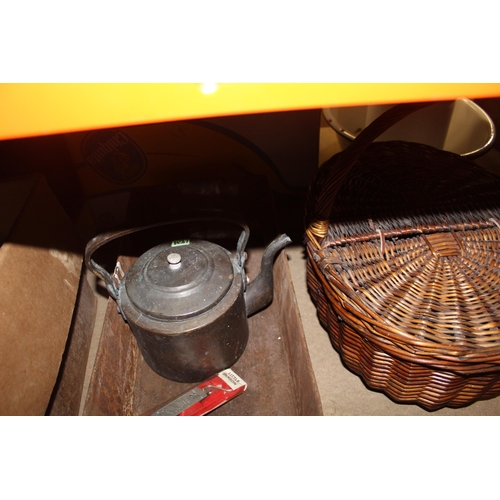 1298 - TWO LARGE BAKING/LOAF TINS AND A VINTAGE COPPER KETTLE