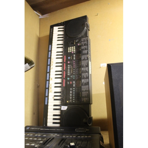 708 - YAMAHA KEYBOARD PSS-790