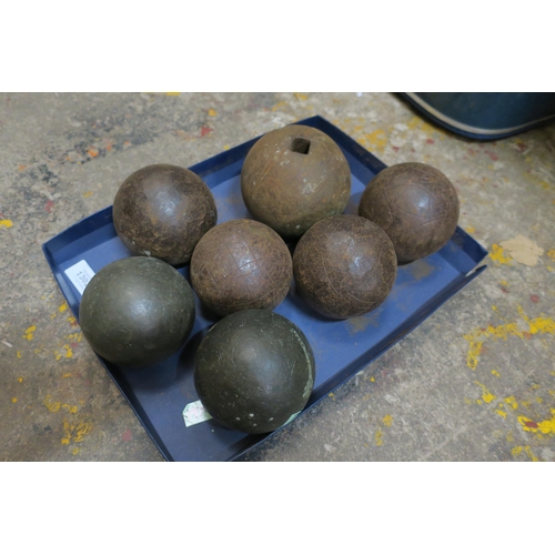 1302 - TRAY OF VARIOUS VINTAGE METAL BOWLS, BALLS, WEIGHTS ETC.