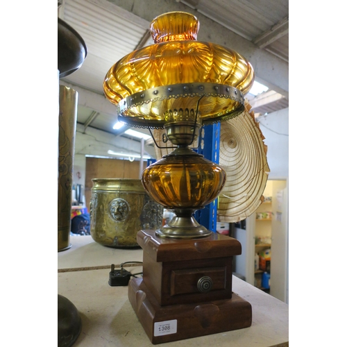 1308 - BEAUTIFUL LARGE VICTORIAN STYLE AMBER GLASS ELECTRIC TABLE LAMP