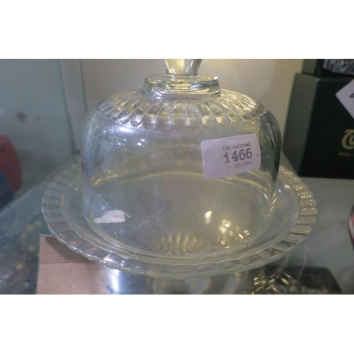 1466 - A ROUND GLASS BUTTER/CHEESE DISH WITH LID