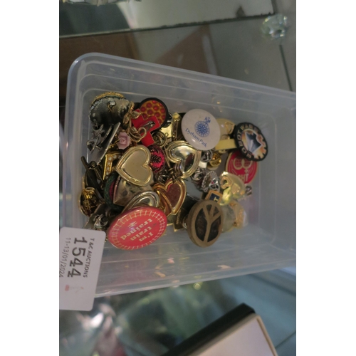 1544 - TUB OF COLLECTABLE PIN BADGES