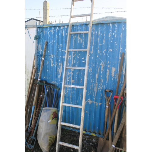 103 - ALUMINIUM LADDER