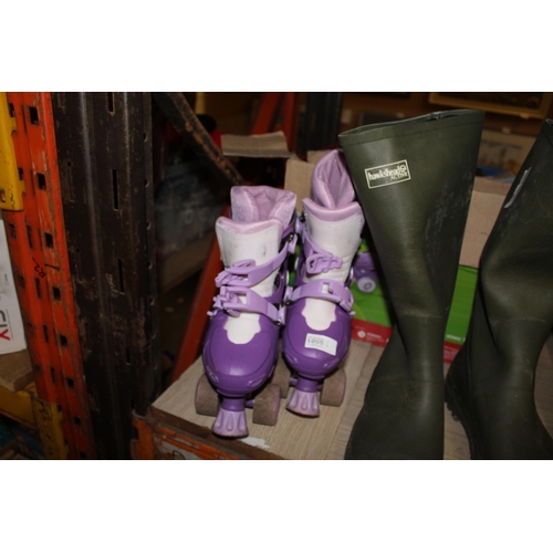 1095 - APAIR OF GIRLS PURPLE ROLLER BOOTS WITH BOX SIZE 10-13