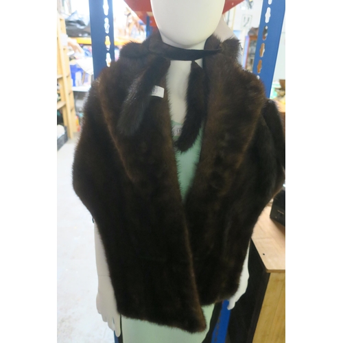 1103 - ELEGANT FUR STOLE