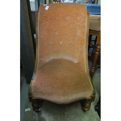 1118 - ANTIQUE VICTORIAN BUTTON-BACK SLIPPER CHAIR