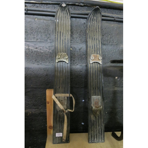 1283 - PAIR OF VINTAGE SKIS