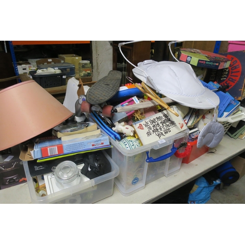 762 - LARGE BAY OF HOUSEHOLD CLEARANCE ITEMS ON TOP OF TABLE