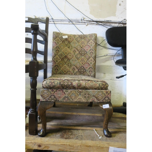 790 - VINTAGE CHAIR WITH BOW LEGS