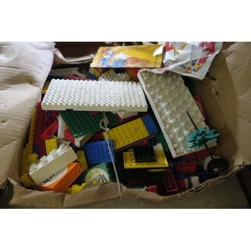 1497 - BOX OF VINTAGE LEGO