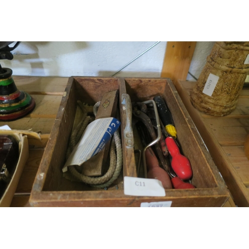 1537 - VINTAGE TRAY OF TOOLS