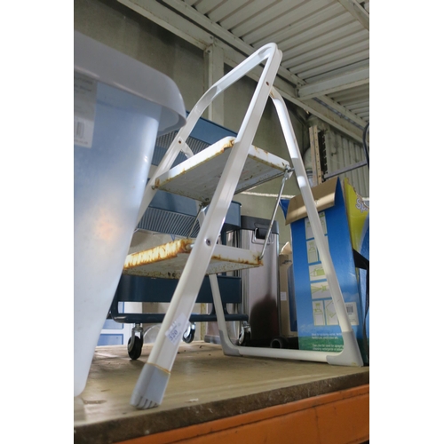 320 - FOLDING STEP LADDER