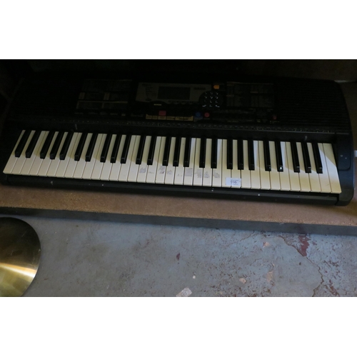 596 - YAMAHA KEYBOARD