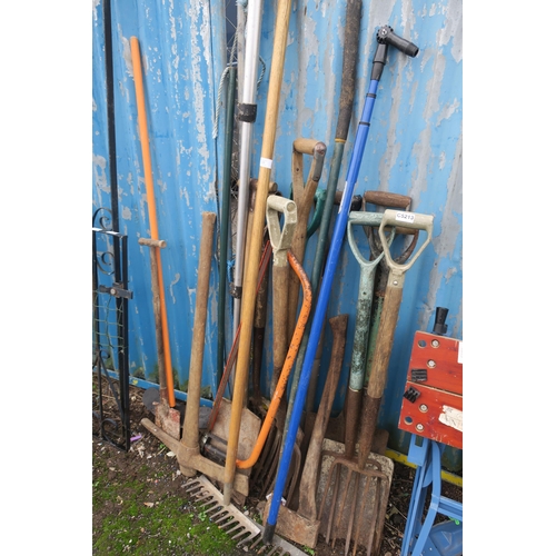 100 - GARDEN TOOLS