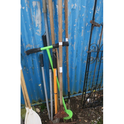 103 - GARDEN TOOLS