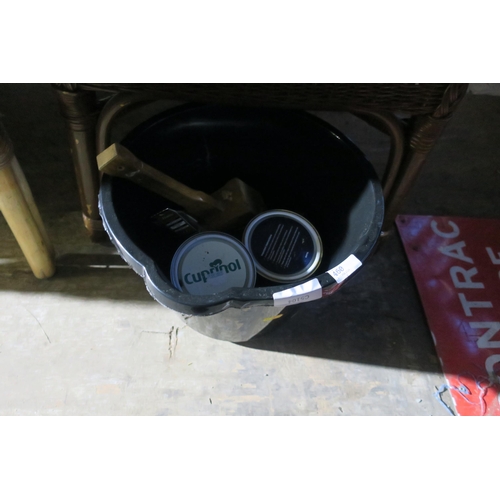 460 - BUCKET WITH PAINT