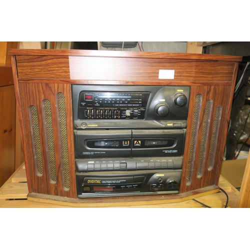 645 - RETRO STYLE CD/RADIO/CASSETTE PLAYER WITH TURN TABLE