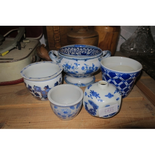 1421 - COLLECTION OF ORIENTAL BLUE AND WHITE CHINA