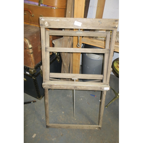 1426 - LARGE VINTAGE EASEL