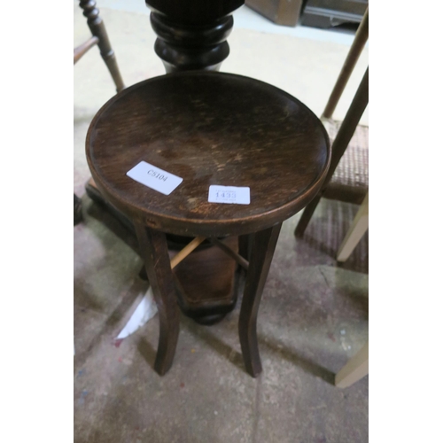 1433 - SMALL VINTAGE STOOL