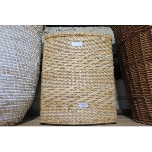 1452 - STRAW LAUNDRY HAMPER